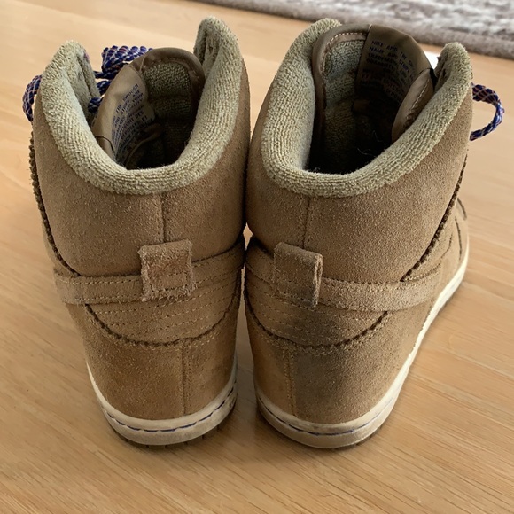 Nike wedge tan suede sneakers - Picture 4 of 5